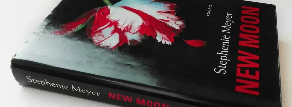 New Moon (The Twilight Saga, #2) New Moon (The Twilight Saga, #2)